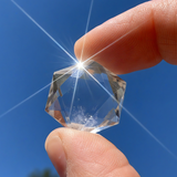 Klarer Quarz-Kristall mit heiliger Geometrie, facettiert
