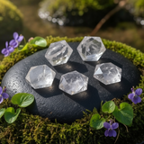 Klarer Quarz-Kristall mit heiliger Geometrie, facettiert