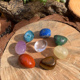 Ensemble de 7 cristaux roulés chakra PLUS cristal bonus + pochette