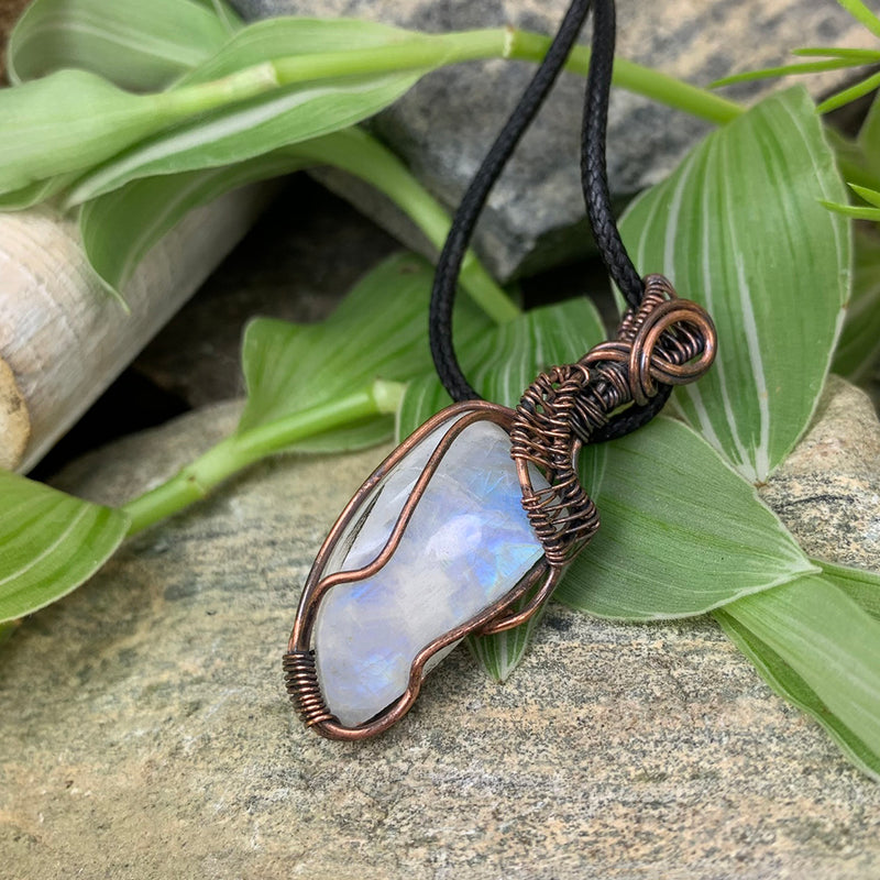 Colar com pingente de fio de cobre de pedra crescente