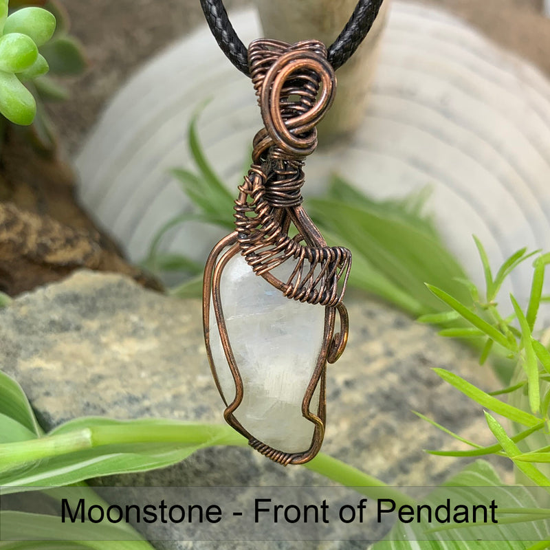 Colar com pingente de fio de cobre de pedra crescente