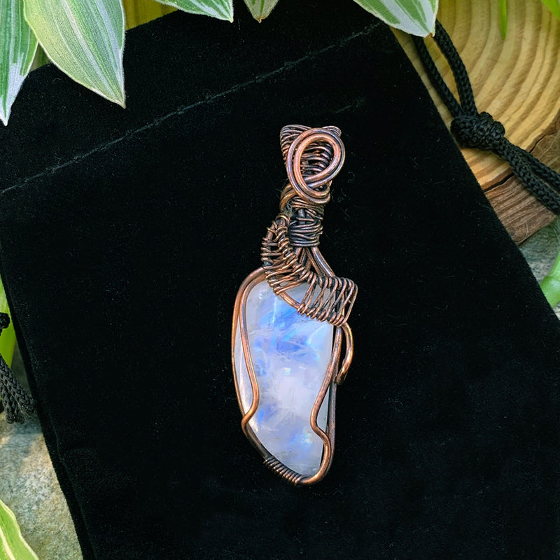 Colar com pingente de fio de cobre de pedra crescente