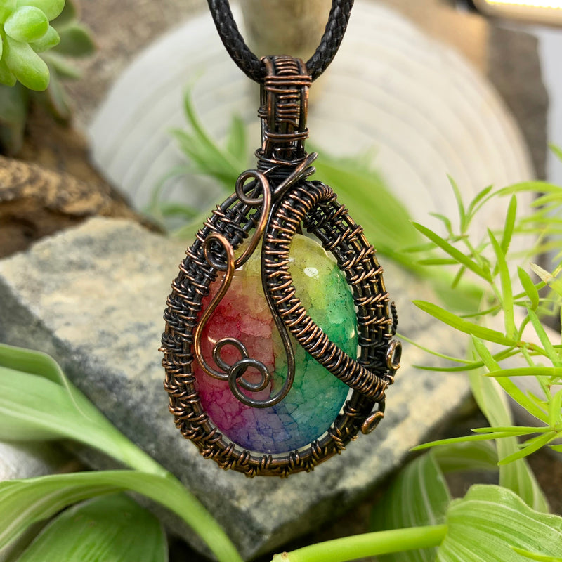 Collier pendentif en fil de cuivre agate arc-en-ciel