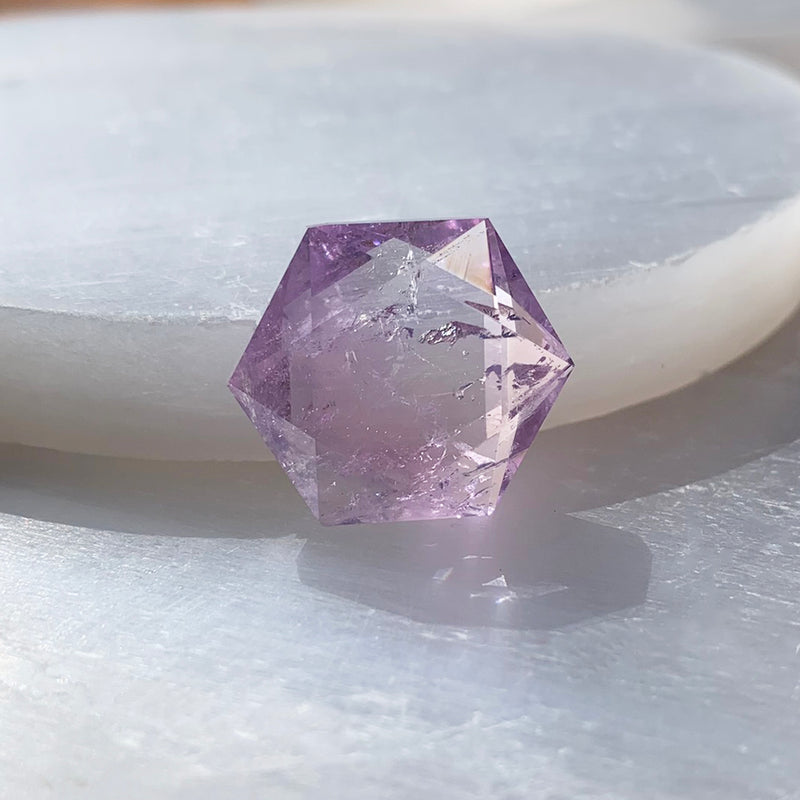 Amethist heilige geometrie gefacetteerd kristal