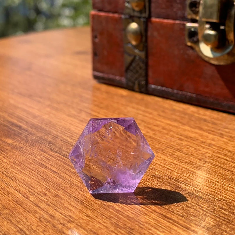 Amethyst, heilige Geometrie, facettierter Kristall