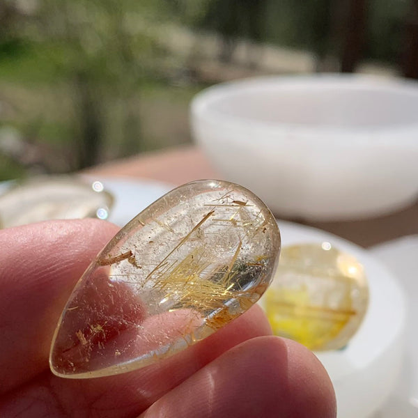 Larme de quartz rutilée de cheveux d’ange