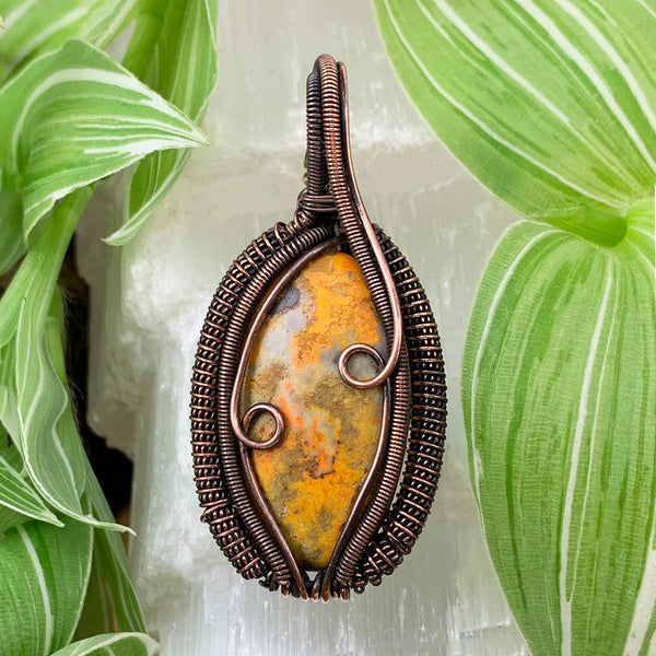 Colar com pingente de fio de cobre Bumblebee Jasper