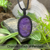 Colar com pingente de macramê Charoite
