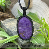Colar com pingente de macramê Charoite