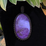 Colar com pingente de macramê Charoite