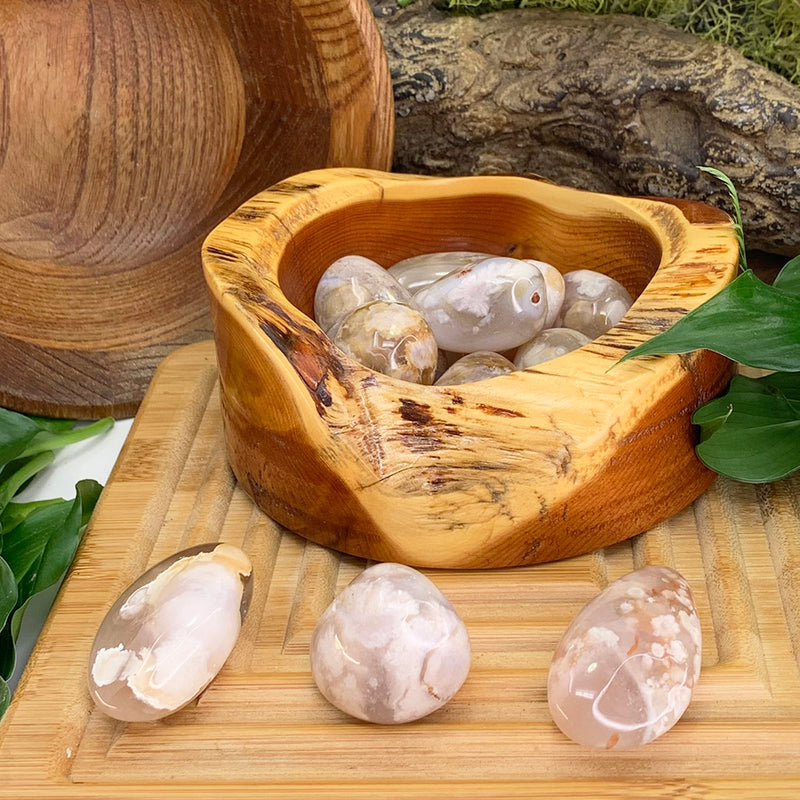 Pedra caída de ágata em flor de cerejeira