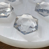 Klarer Quarz-Kristall mit heiliger Geometrie, facettiert