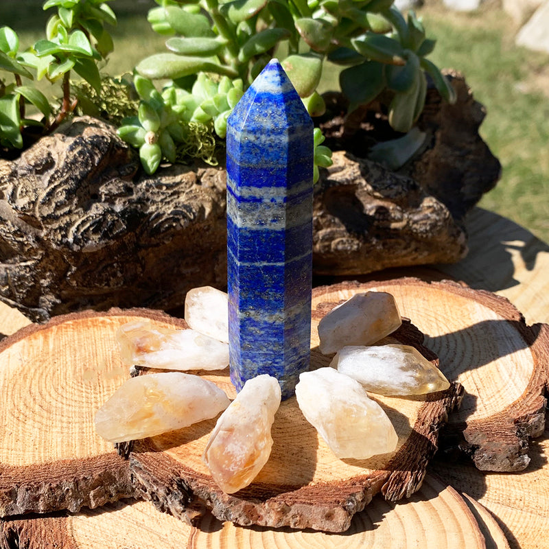 Ensemble de 8 éclats de lapis-lazuli et de citrine