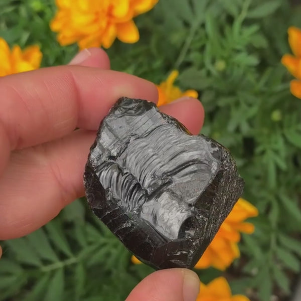 Roher Naturstein aus schwarzem Obsidian