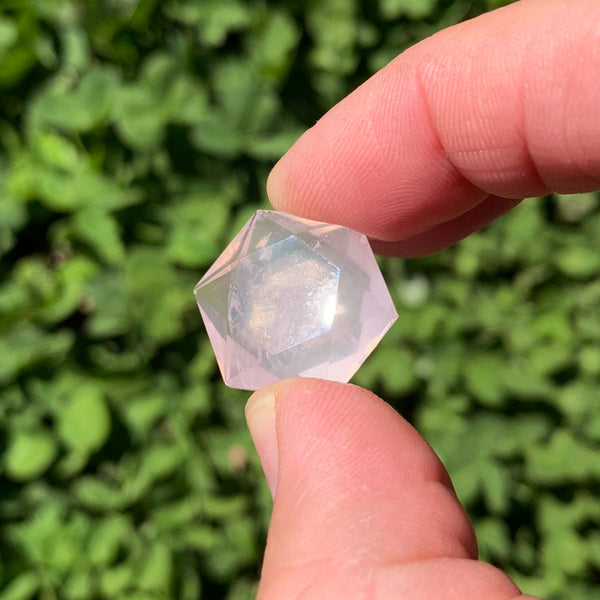 Cristal facetado de geometria sagrada de quartzo rosa