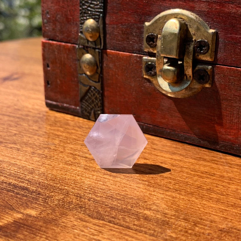 Cristal facetado de geometria sagrada de quartzo rosa