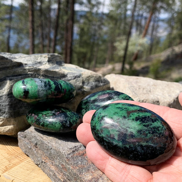 Rubí en piedra de palma zoisita