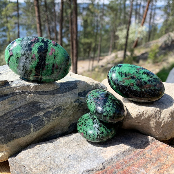 Rubí en piedra de palma zoisita