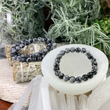 Mala Schneeflocken-Obsidian-Armband mit Samtbeutel