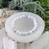 Bracciale Mala in howlite bianca con custodia in velluto